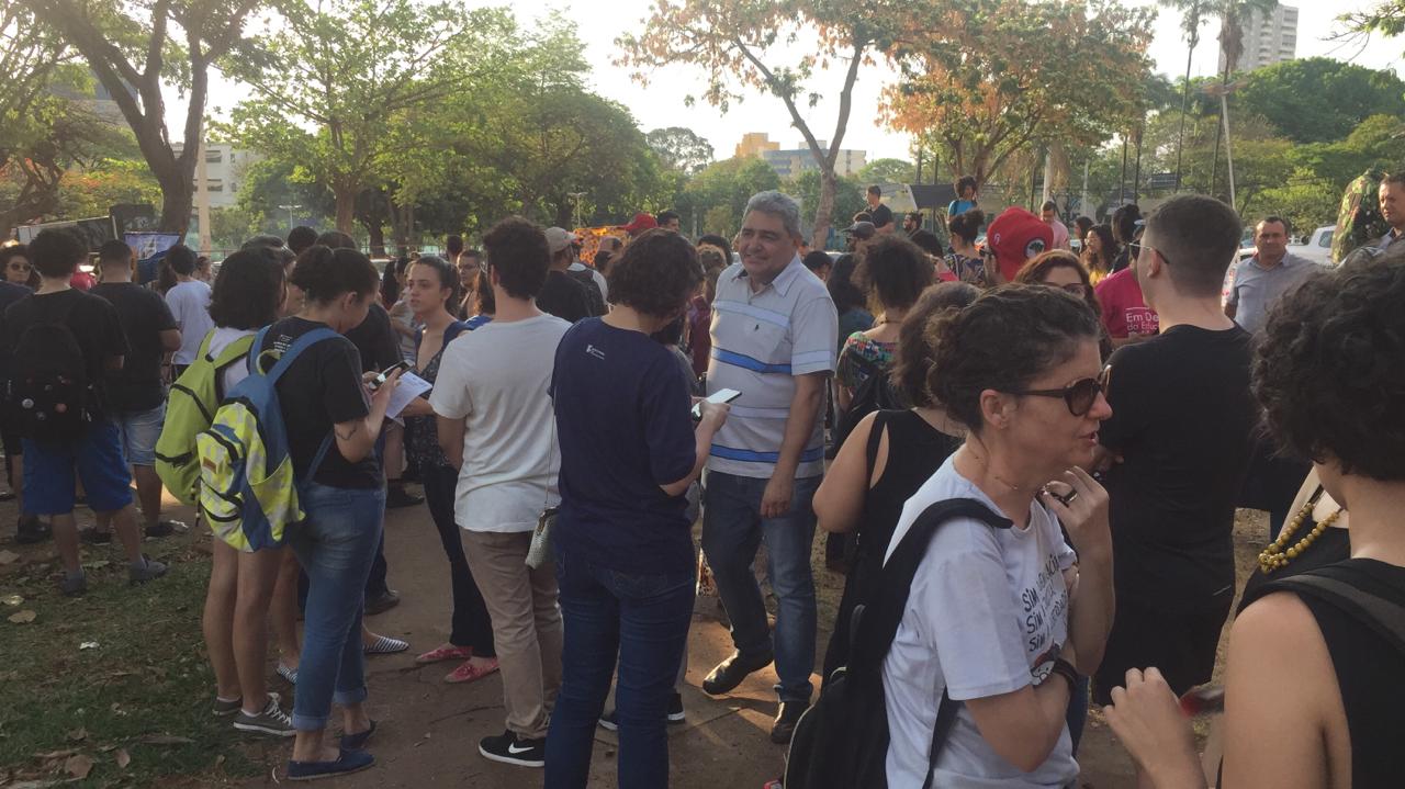 Comunidade universitária protesta contra cortes de verbas em Goiânia