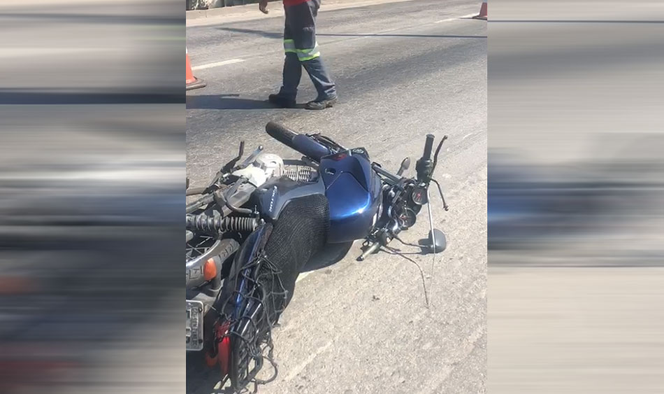 A vítima, que não teve o nome divulgado, caiu na pista após perder o controle da direção ao esbarrar em um carro de passeio que seguia no mesmo sentido. (Foto: Reprodução)