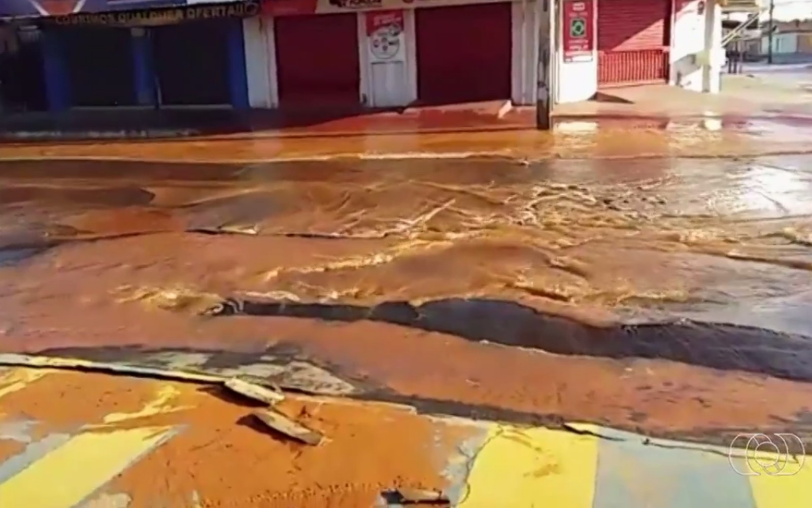 Rompimento em adutora deixa 31 bairros de Aparecida de Goiânia sem água