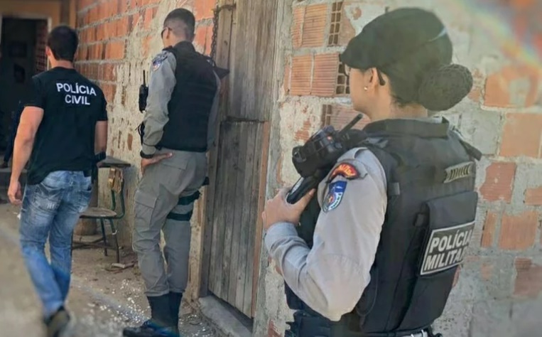 Policiais civis e militares estiveram na casa onde o bebê morreu sufocado. (Foto: Real Deodorense / Divulgação)