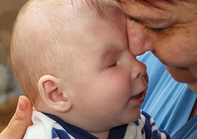 Bebê russo que nasceu sem os olhos é entregue para adoção