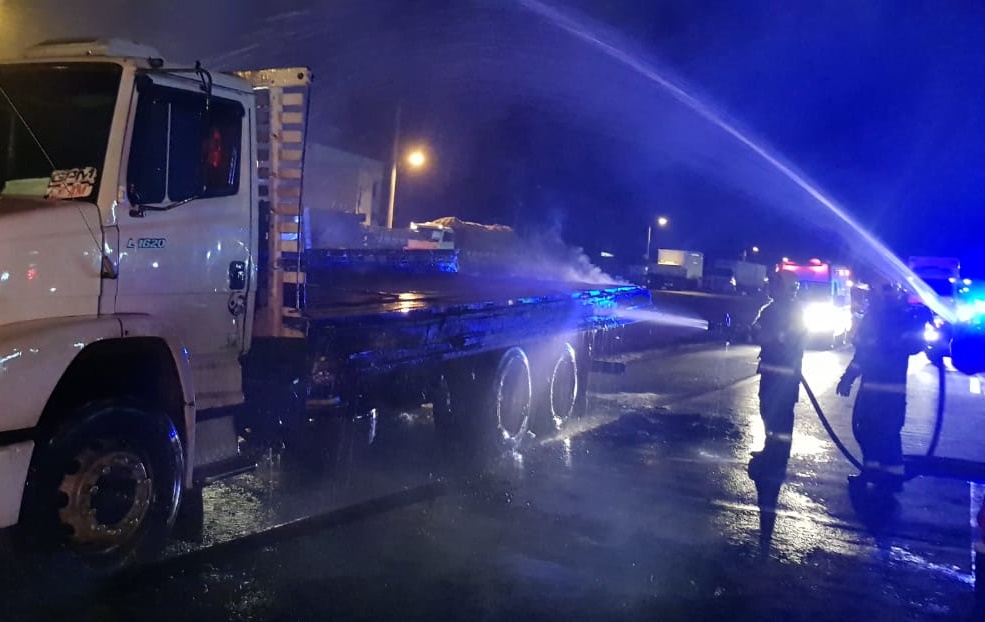 Caminhão com 20 toneladas de melancia pega fogo na BR 153