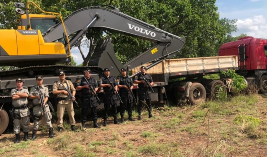 Caminhão e retroescavadeira foram recuperadas por ação conjunta da PM de Goiás e Tocantins