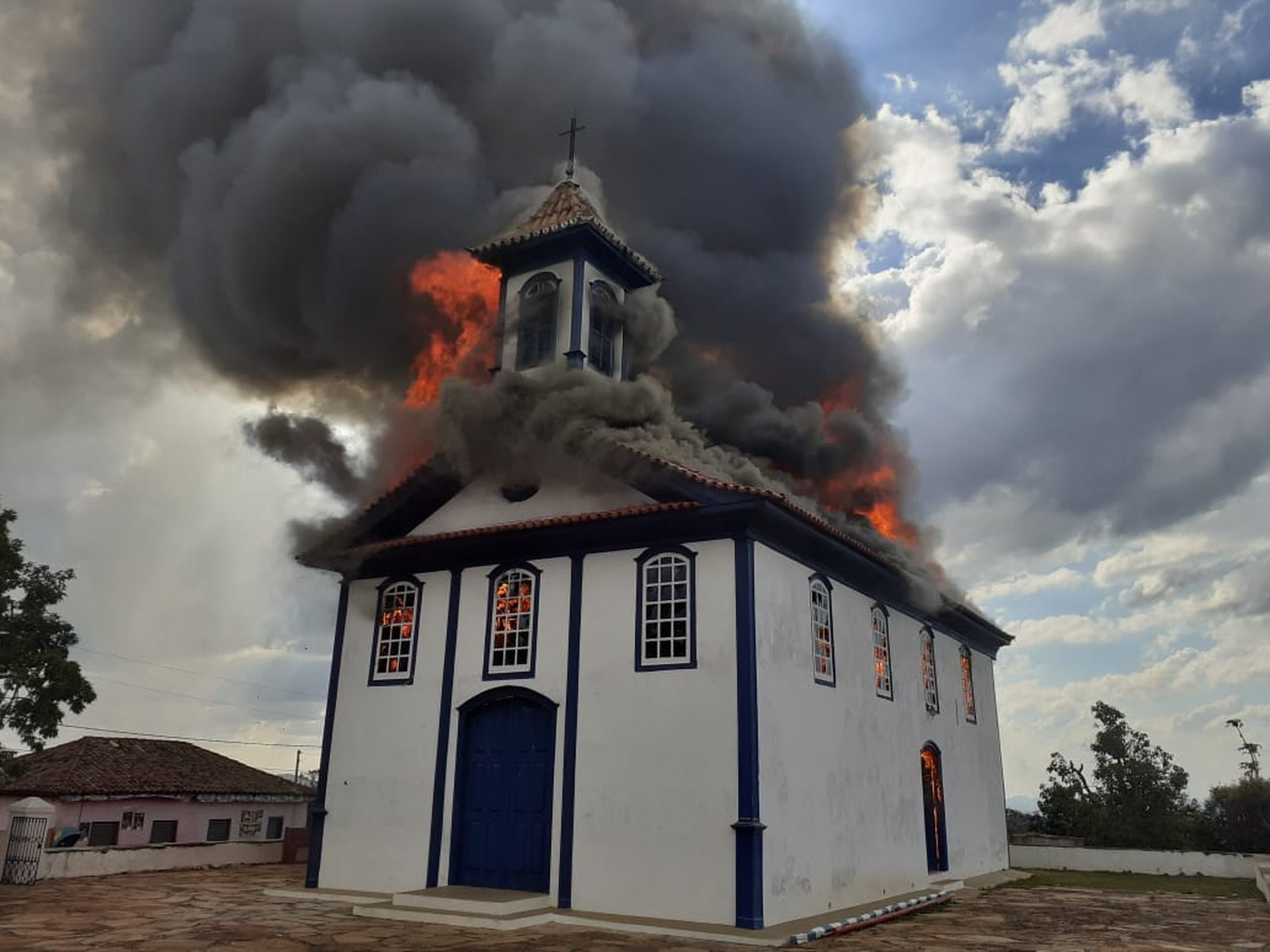 Igrejinha de Diamantina foi destruída pelo fogo — Foto: Corpo de Bombeiros/Divulgação