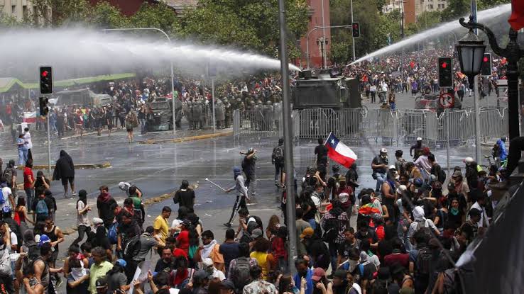 Justiça do Chile investiga policiais que 'crucificaram' manifestantes em antena (Foto: Reprodução)