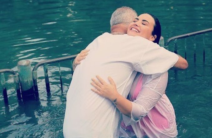 Demi Lovato é batizada no Rio Jordão, em Israel