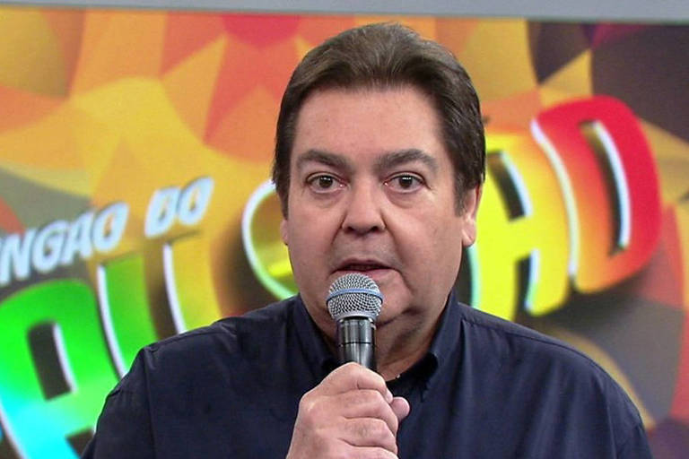 Ex-produtor do Domingão do Faustão, Renatinho, processa a Globo por horas extras e danos morais