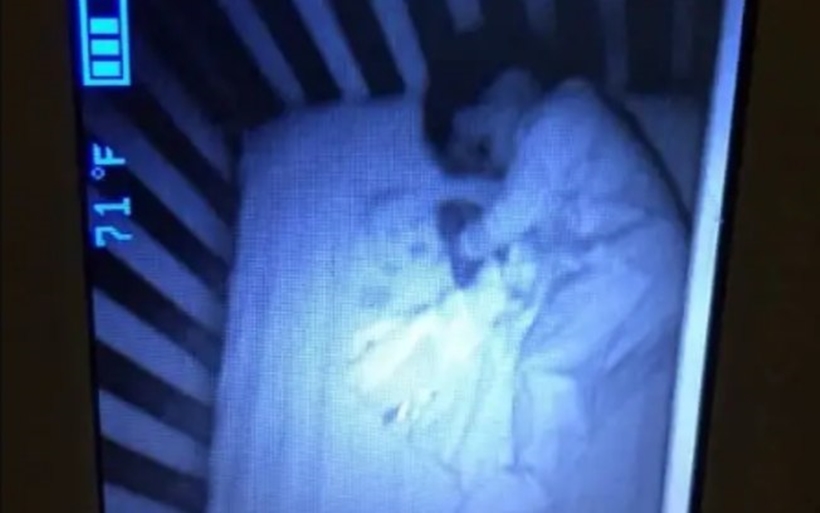 Mãe se espanta ao ver “bebê fantasma” com o filho e tem uma surpresa, nos Estados Unidos