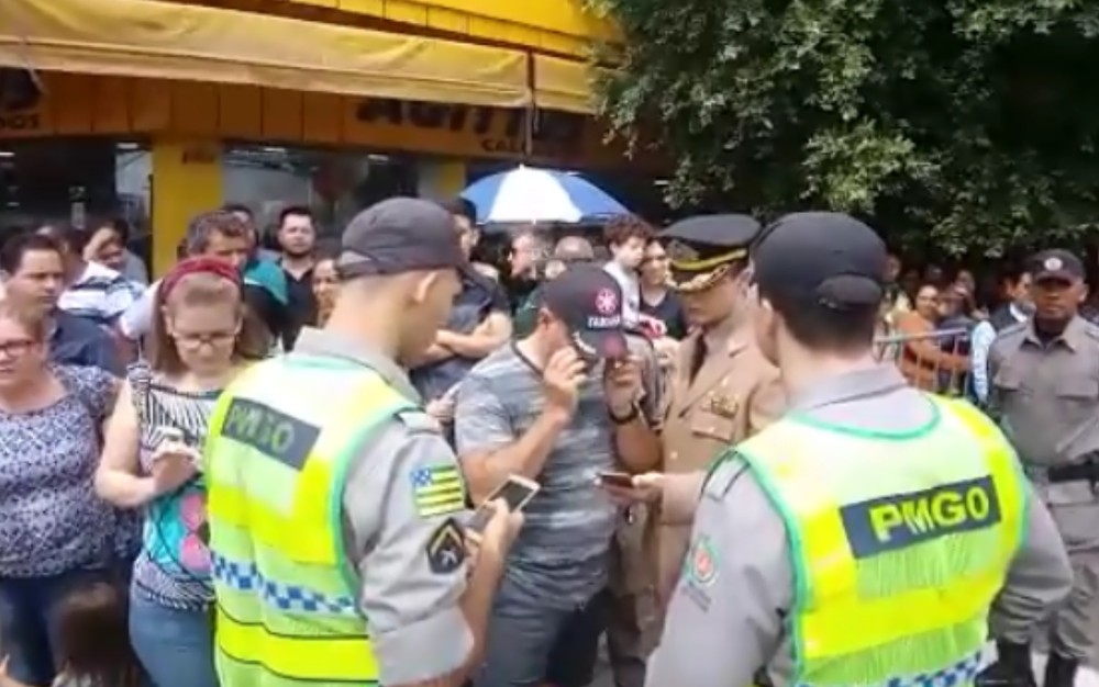 Um homem, de 55 anos, foi preso suspeito de filmar debaixo da saia de uma mulher durante o desfile cívico em comemoração ao 86º aniversário de Goiânia. (Foto: Reprodução/TV Anhanguera)