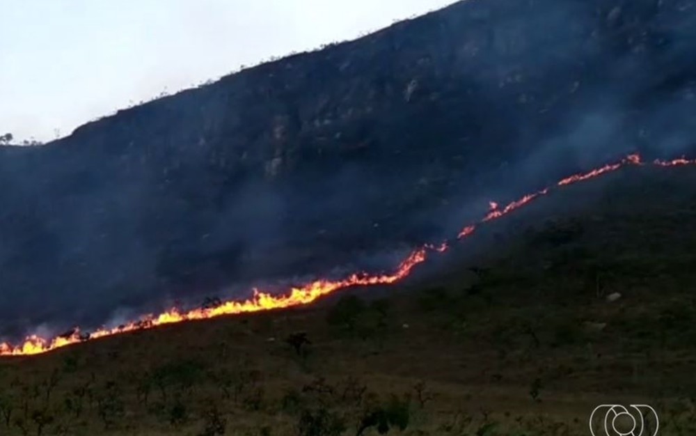 Um novo incêndio atinge o Parque Nacional da Chapada dos Veadeiros. Chamas tiveram início no dia 14 de Outubro e permanecem ativas em ao menos dois pontos. (Foto: Reprodução/TV Anhanguera)