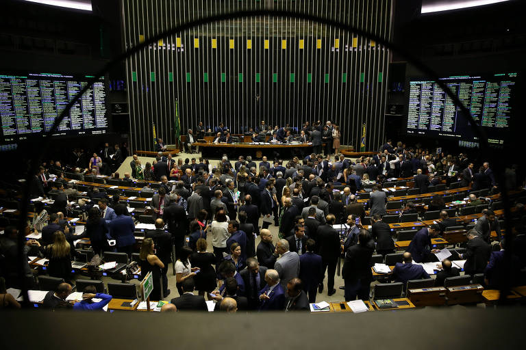 Projeto de lei aprovado por deputados fixa limite de gastos para as eleições municipais de 2020 (Foto: Reprodução/Folha de S Paulo)