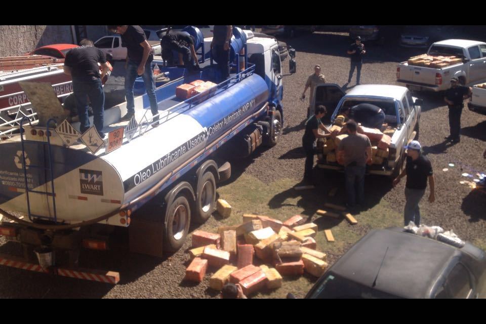 A droga foi encontrada em um caminhão-tanque com placas paraguaias que foi abordado em frente a uma unidade da PRF, na BR-277.