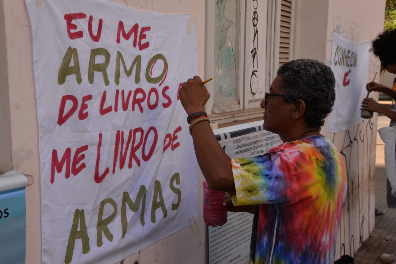 Cerca de 200 pessoas entre professores, técnicos administrativos e estudantes da UFG, IFG e IFGoiano realizam “aula na rua”, no Centro de Goiânia. (Foto: Adufg)