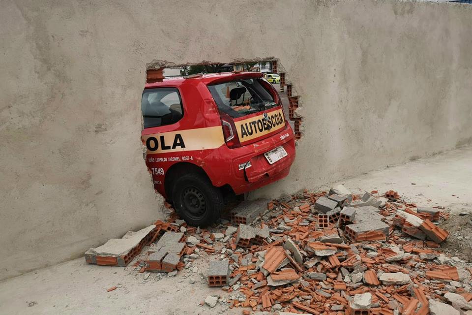 Motorista derruba parede do Detran fazendo baliza em prova de direção, em Curitiba