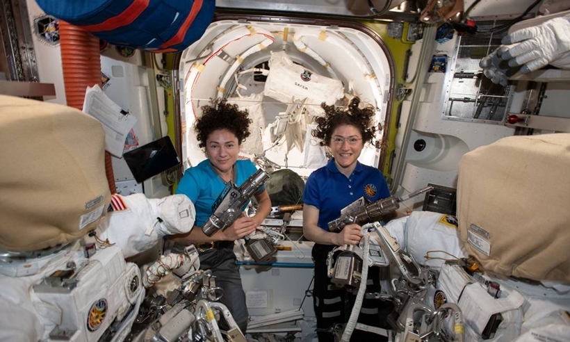 Nasa realiza primeira caminhada espacial 100% feminina