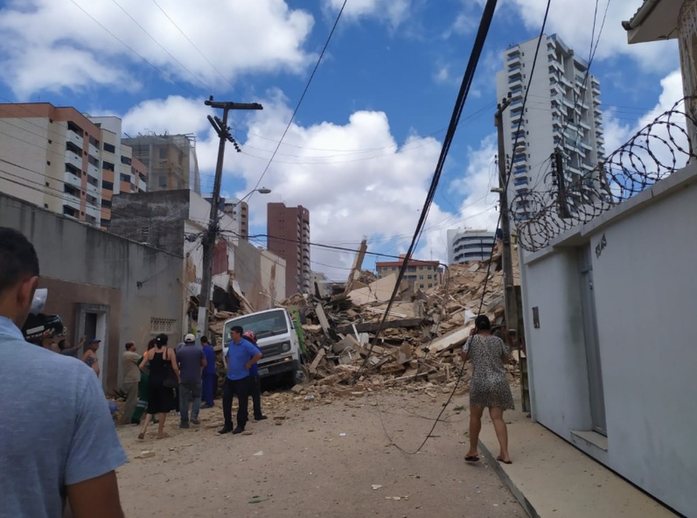Sobe para dois o número de mortos após desabamento de prédio, em Fortaleza (CE)
