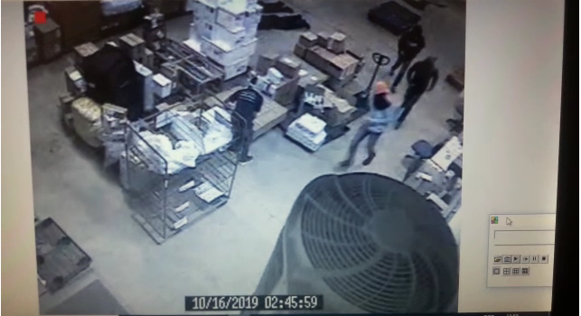 Trio é preso suspeito de roubar celulares em terminal de cargas de companhia aérea, em Goiânia