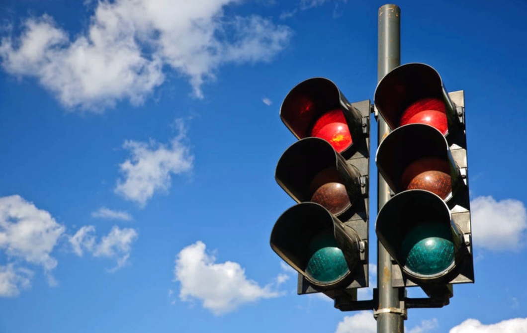 A Secretaria Municipal de Trânsito (SMT) pretende acabar com semáforos de três tempos em Goiânia para dar maior agilidade ao tráfego urbano. (Foto: Reprodução - Tecnoblog)