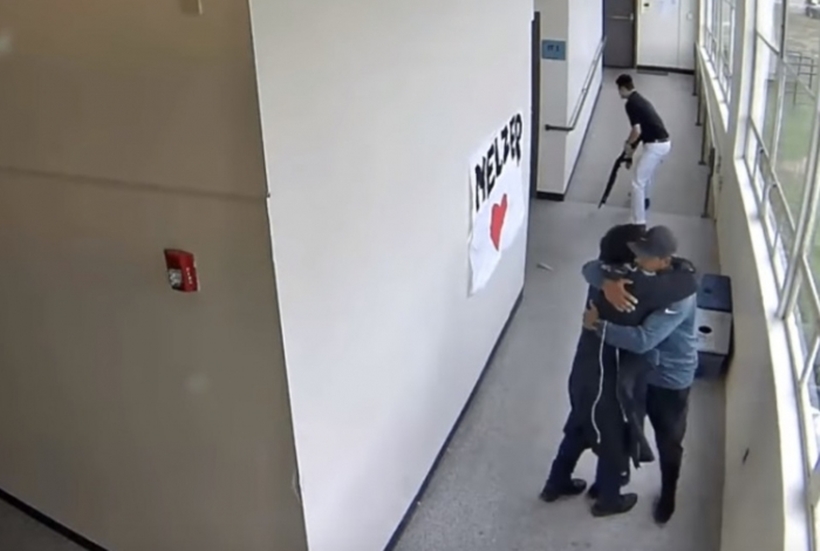 Vídeo mostra professor que evita tragédia ao abraçar aluno armado, nos Estados Unidos: assista
