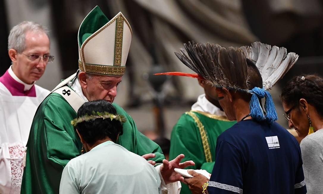 O Papa Francisco recebeu, no Vaticano, representantes de grupos indígenas da Amazônia durante o Sínodo
