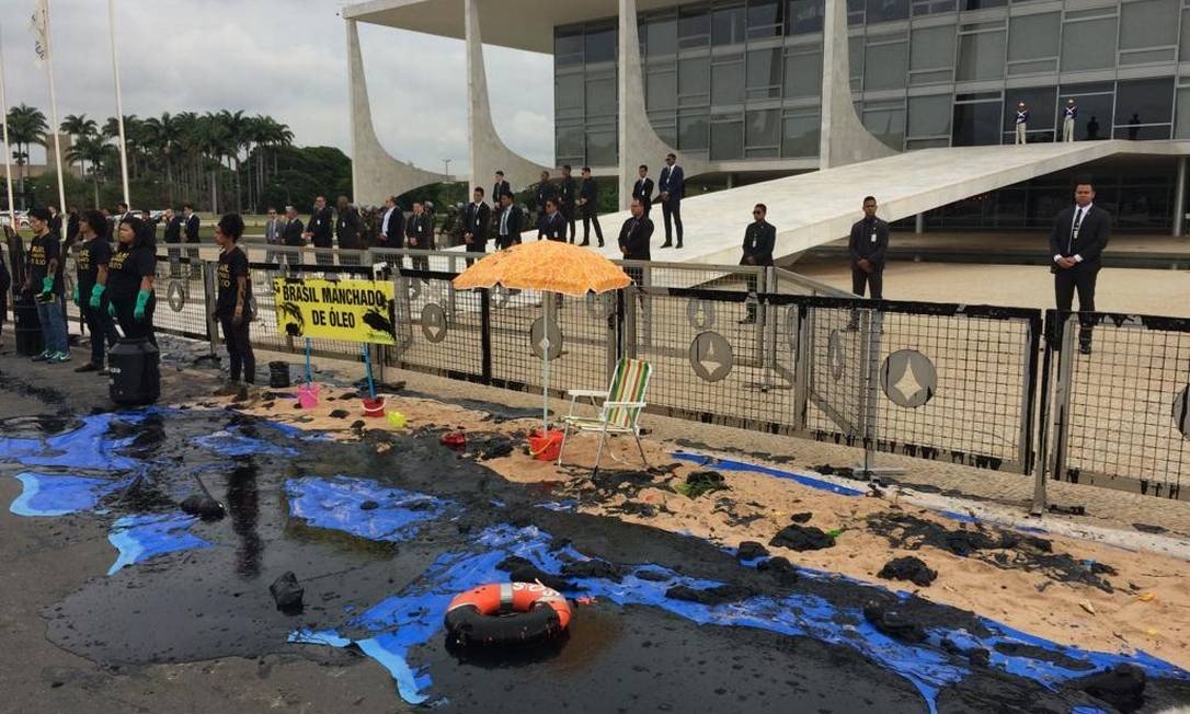 Tinta preta simula derramamento de óleo na porta do Palácio do Planalto, em Brasília (Foto: Jorge William / Agência O Globo)