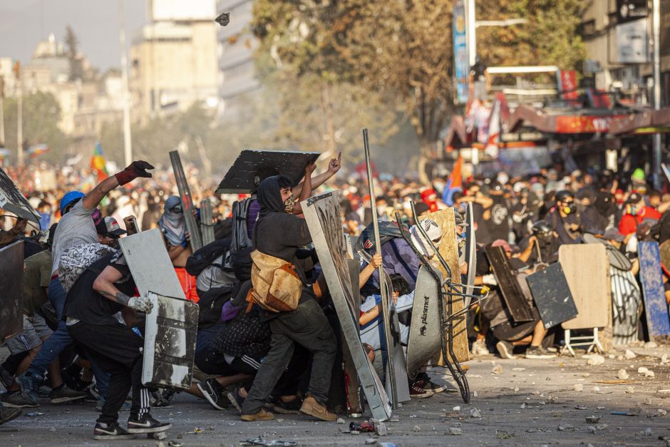 Chile: lei pune com até 3 anos de prisão 'atos violentos' durante manifestações (Foto: Bruno Kaiuca/Zimel Press/Folhapress)