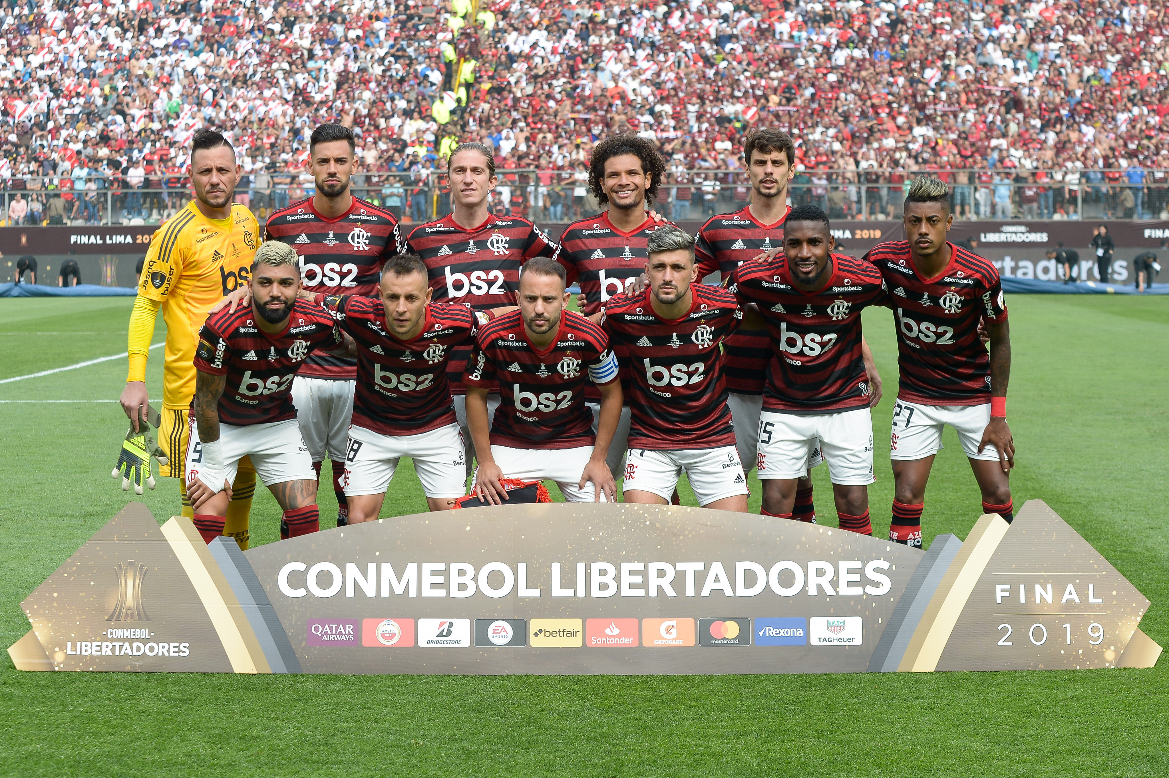 Os brasileiros venceram o River Plate de virada por 2 a 1, com dois gols de Gabigol anotados aos 43 e aos 46 minutos do segundo tempo.