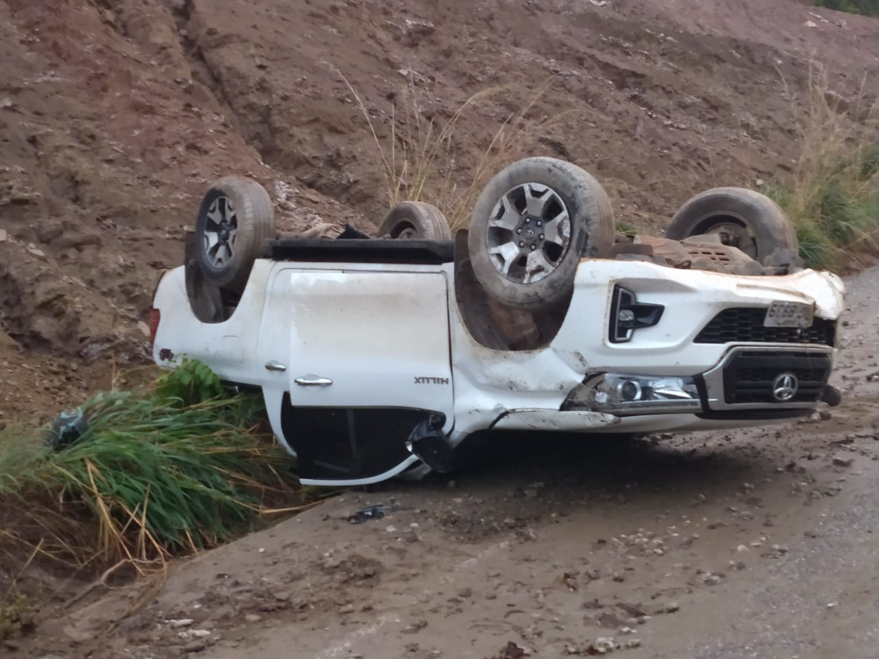 Carro teria deslisado sobre pedras de cascalho e motorista perdeu controle do veículo (Foto: divulgação/Leitor Mais Goiás)