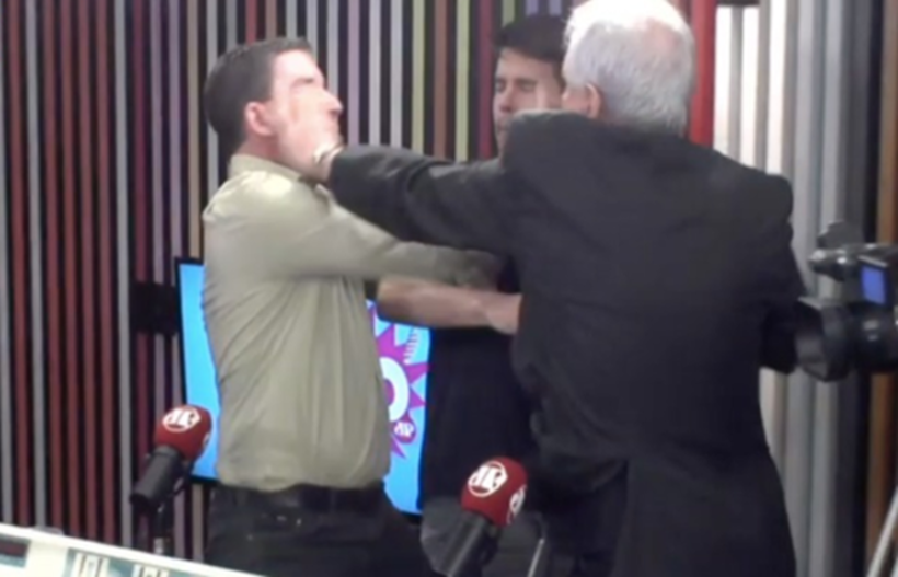 Augusto Nunes agride Glenn Greenwald após ser chamado de 'covarde' ao vivo