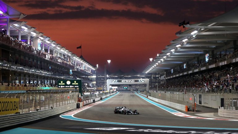 O britânico Lewis Hamilton (Mercedes) conquistou este sábado o primeiro lugar da grelha de partida para a derradeira prova da temporada de Fórmula 1, o Grande Prémio de Abu Dhabi, em Yas Marina.