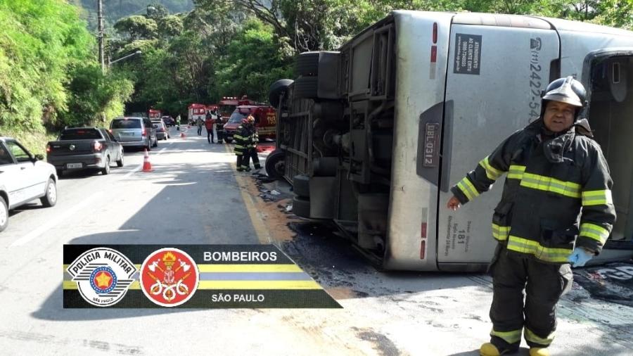 Ônibus com 42 adolescentes capota na Rio-Santos; uma pessoa morre