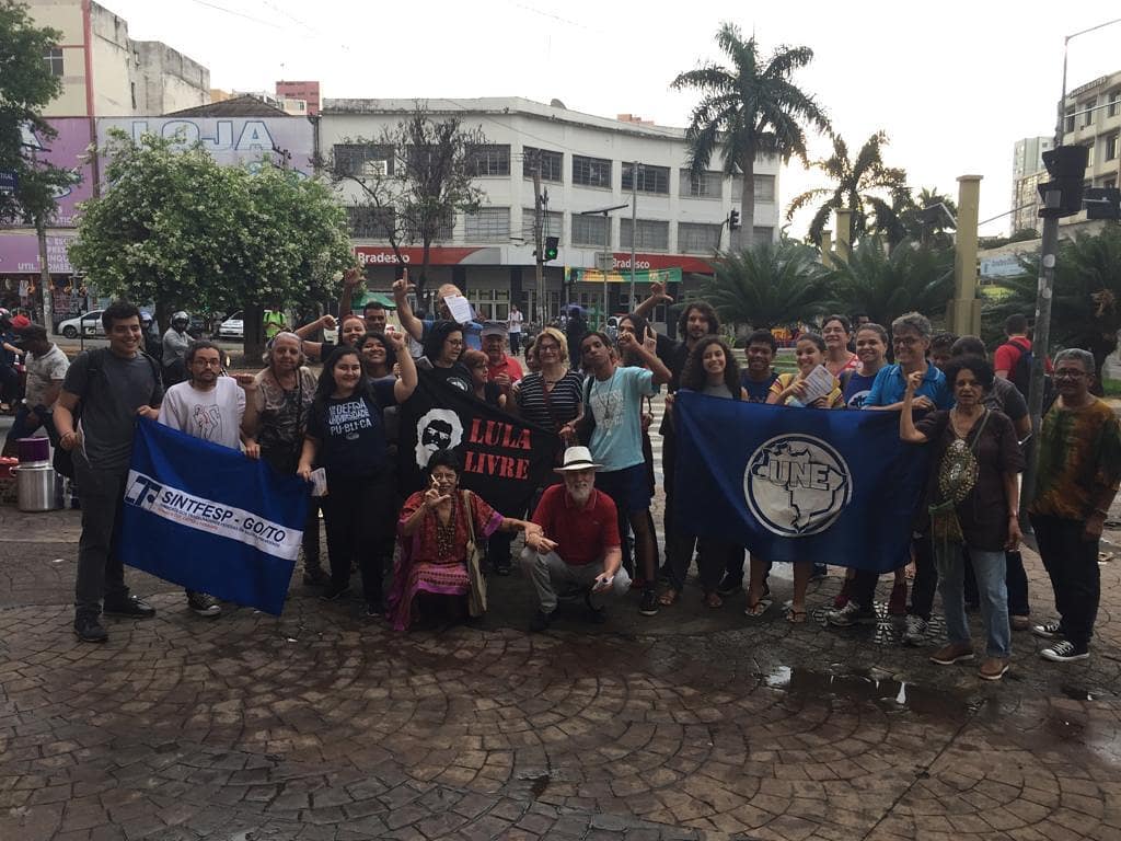 Manifestantes se reúnem na Praça do Bandeirante para mais um ato contra Bolsonaro