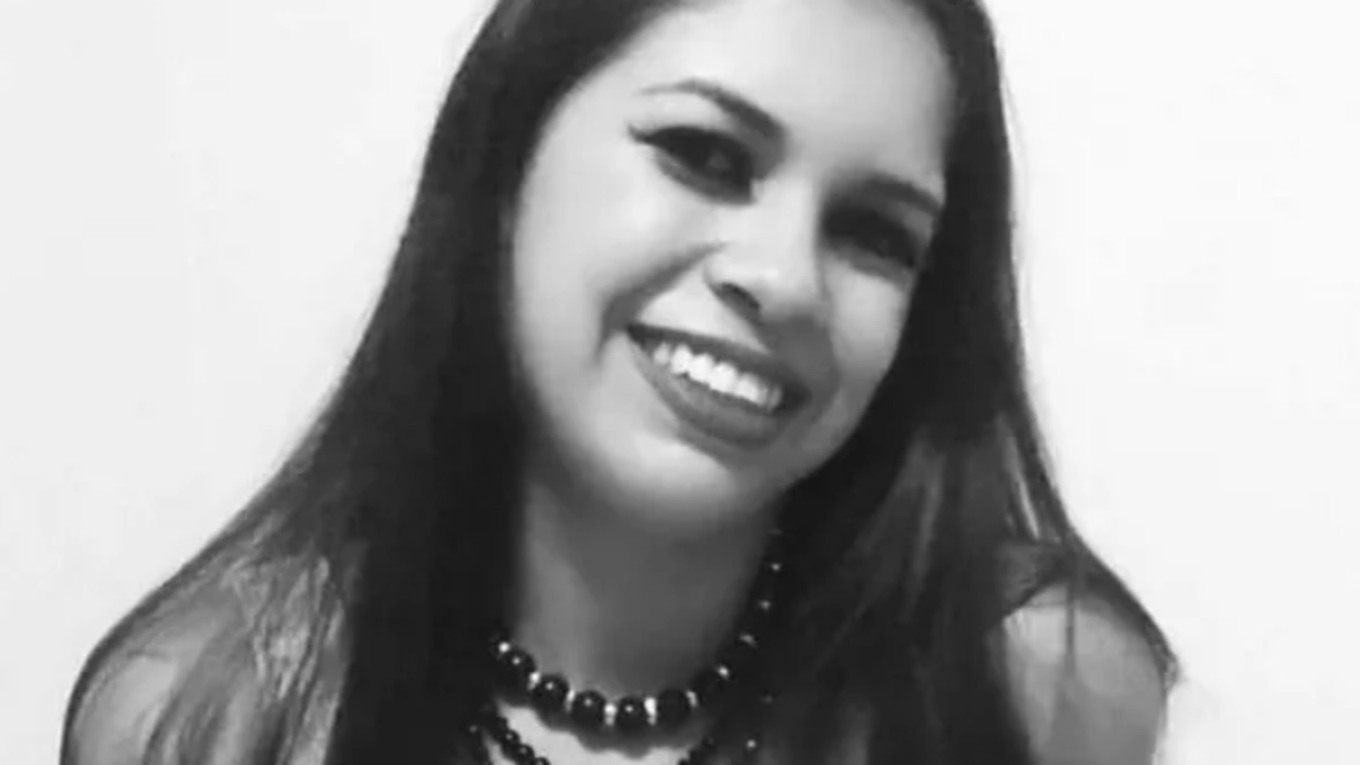 A jovem Diannes Maria Silva Marques, de 25 anos, foi assassinada na noite deste sábado (23) na frente de familiares