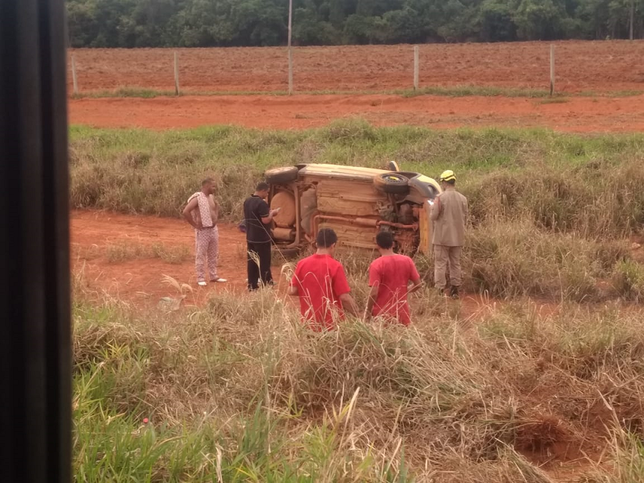 Cachorro atravessa pista e causa capotamento de carro, em Itaberaí