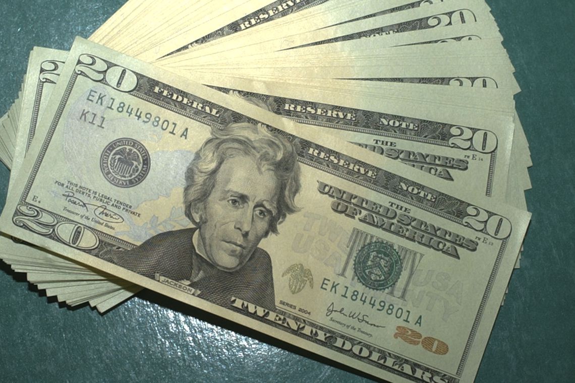 Dólar cai pela primeira vez em cinco sessões e fecha em R$ 4,21