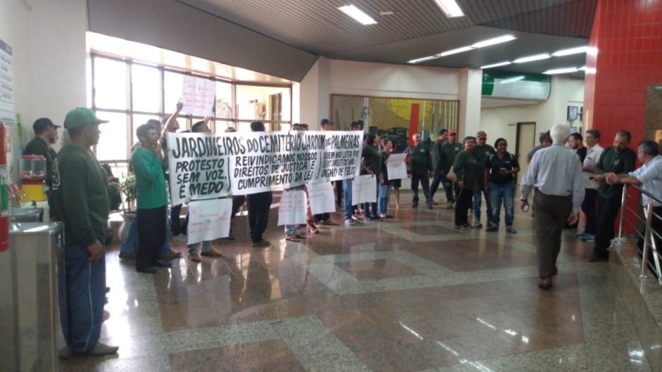 Jardineiros protestam contra cobrança de taxa de manutenção em cemitérios de Goiânia