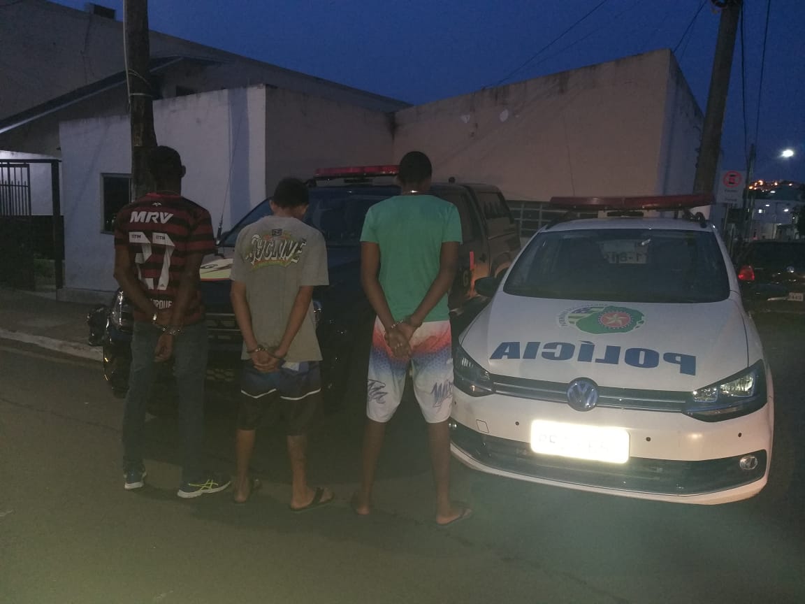 Trio é apreendido após invadir residência e roubar carro, em Catalão