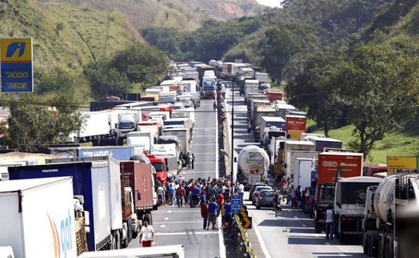 Após a Petrobras aumentar o valor do diesel, os caminhoneiros ficaram mais insatisfeitos, mas o governo ainda não vê risco de greve (Foto: Agência Brasil/Antônio Cruz)