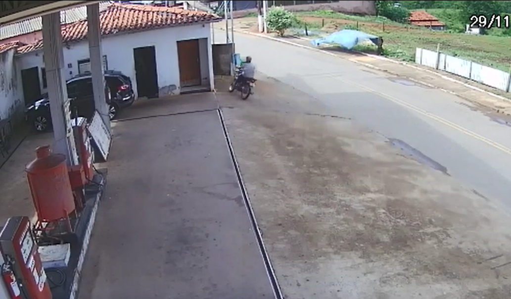 Motociclista morre após colidir em muro de posto de combustíveis, em Pilar de Goiás