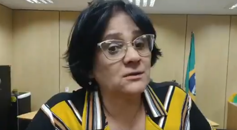 Ministra Damares Alves desmente que não está no Tinder, ainda: assista