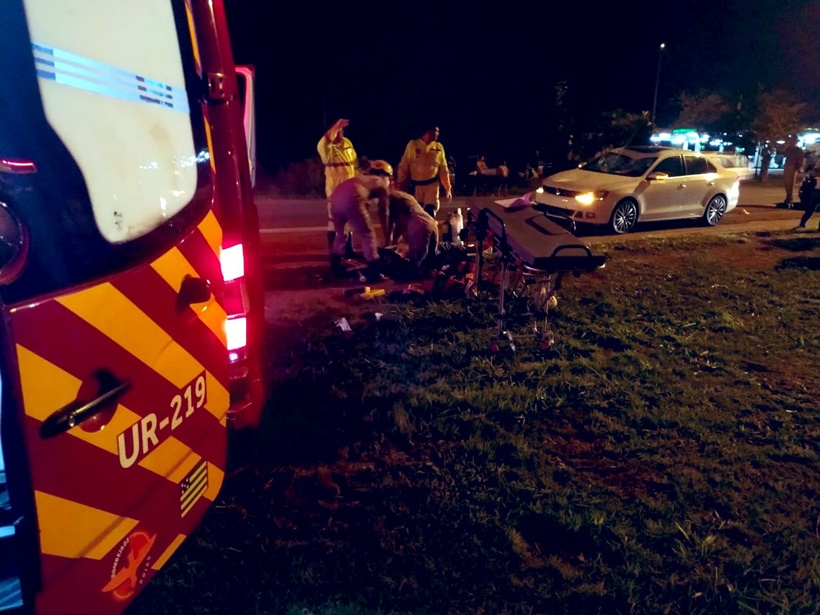 Apesar das tentativas de reanimação, o ciclista não resistiu aos ferimentos e morreu no local (Foto: Divulgação/Corpo de Bombeiros)
