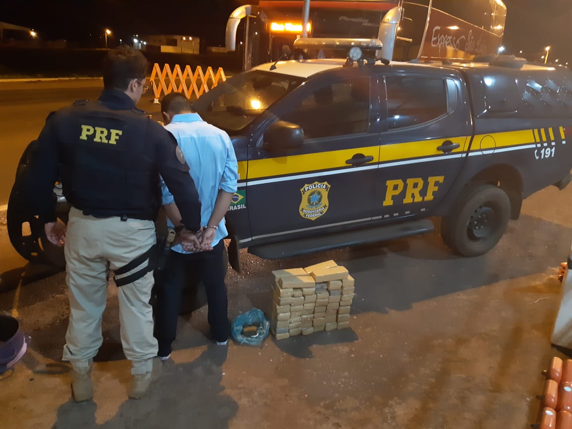 Um jovem, de 19 anos, foi preso suspeito de transportar 30 kg de maconha na bagagem do ônibus que viajava. O caso aconteceu na BR-060, em Rio Verde. (Foto: Divulgação/PRF)