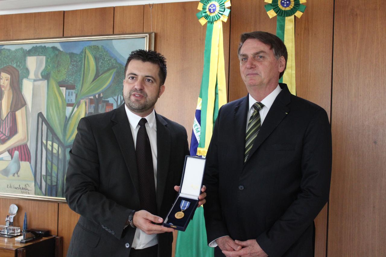 Vereador goiano vai a Brasília entregar medalha de honra a Bolsonaro