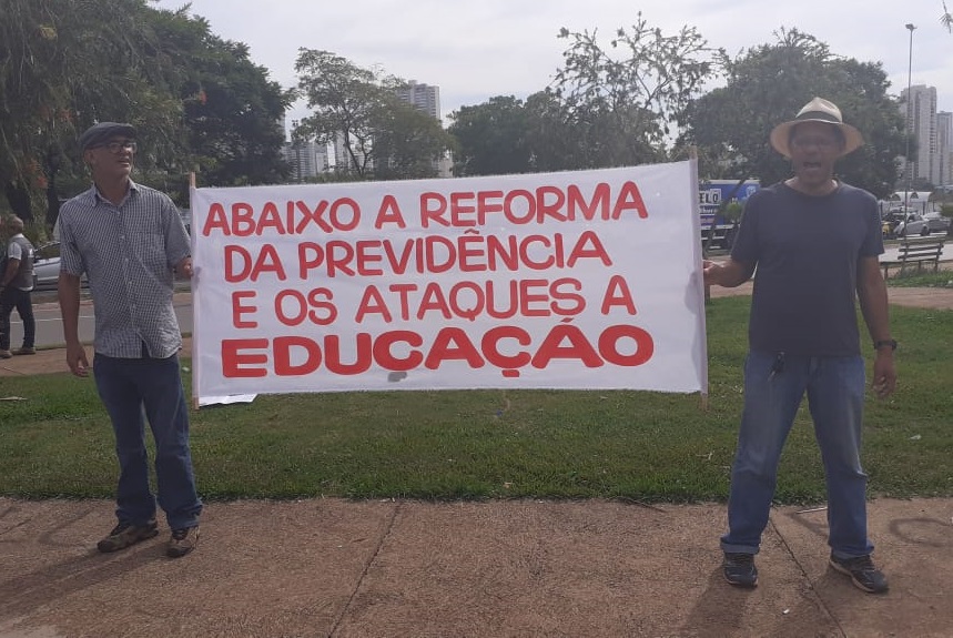 Manifestantes se reúnem na Estádio Serra Dourada para protesto contra Bolsonaro