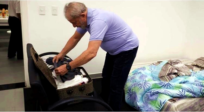 Divulgada foto do ex-presidente Lula arrumando as malas para deixar a prisão