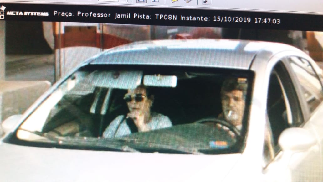 Em imagens de câmeras de segurança, Márcio aparece conduzindo veículo ao lado da prima, que está foragida (Foto: divulgação/PC)
