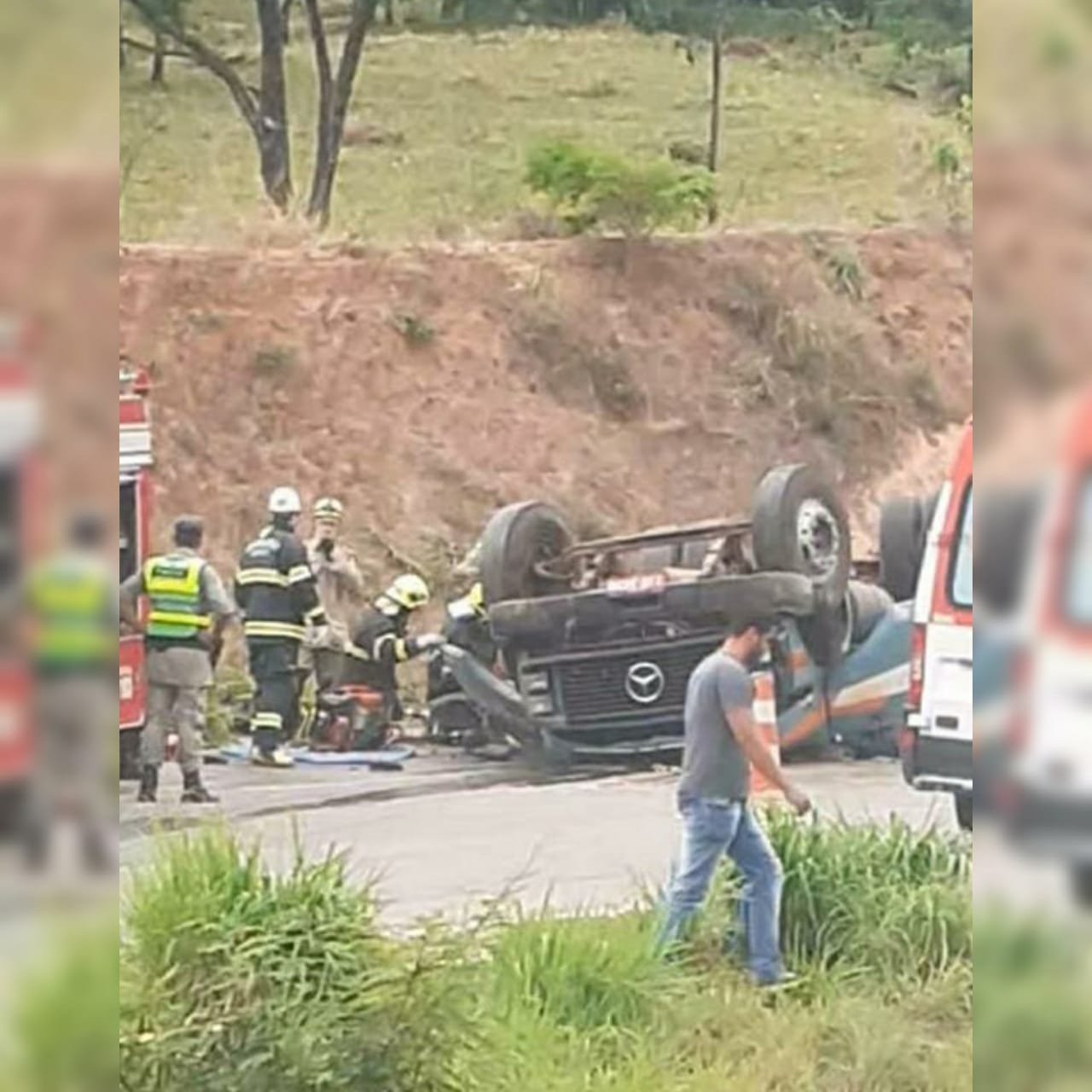 Ao menos uma pessoa morreu após acidente entre um ônibus e um caminhão, na GO-070, em Itauçu, próximo ao trevo de Taquaral, a cerca de 71 km de Goiânia. (Foto: Leitor/Mais Goiás)