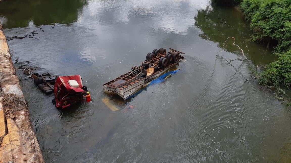 Motorista morre após caminhão cair dentro do Rio Meia Ponte, em Itumbiara