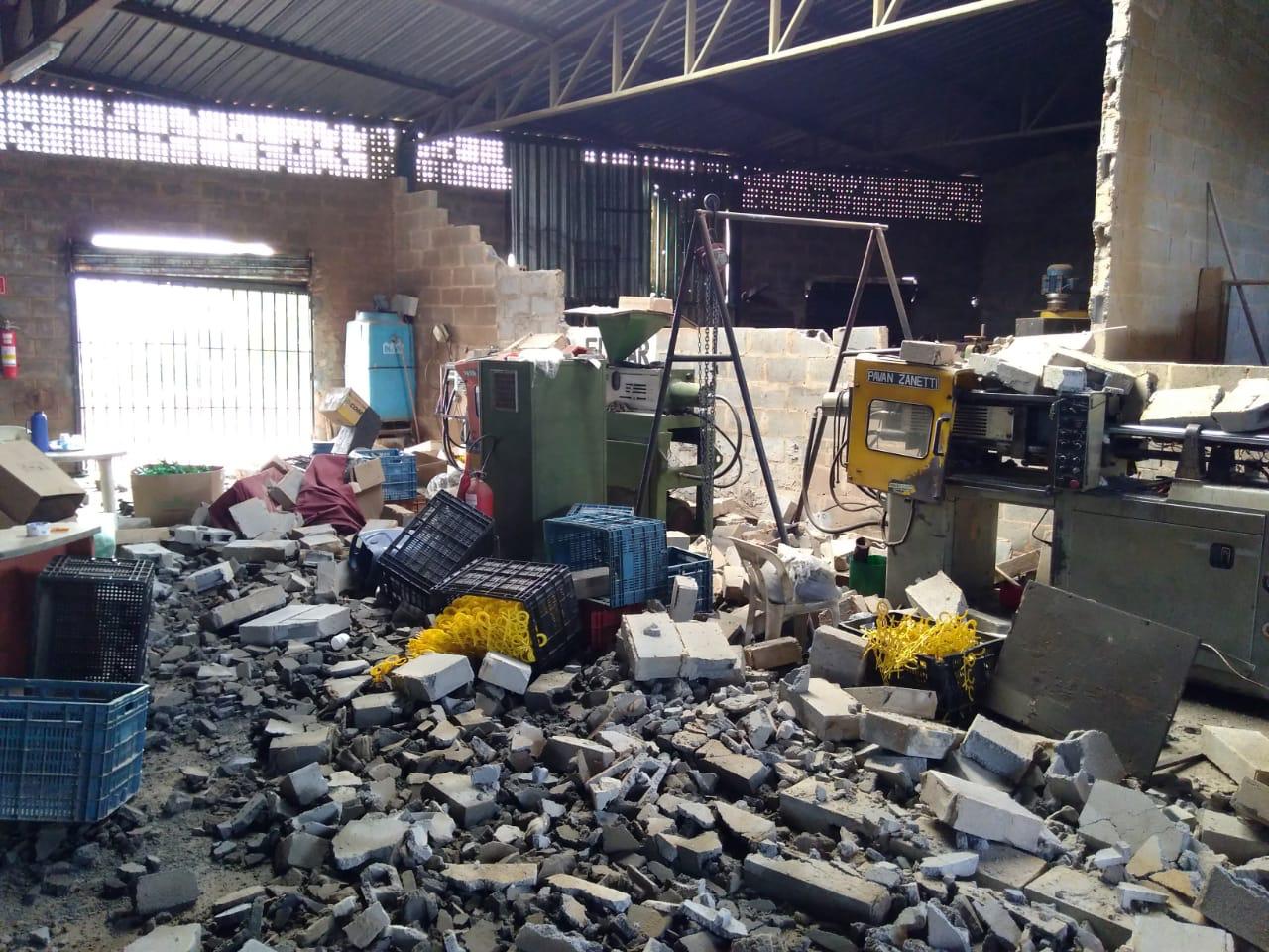 Uma empresa de injeção e transformação de plástico ficou parcialmente destruída após a chuva deste domingo (24), em Aparecida de Goiânia. (Foto: Reprodução)