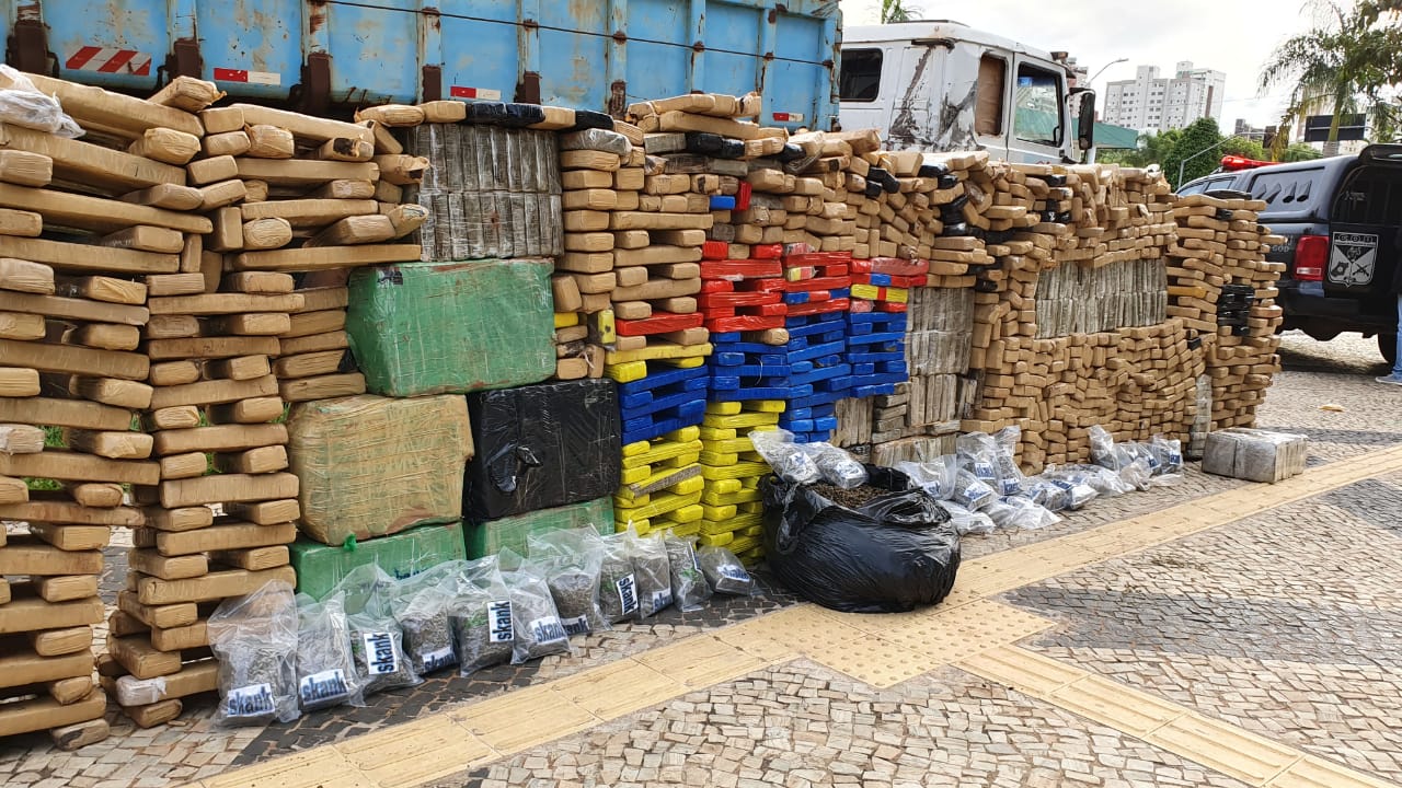 Homem é preso com mais de duas toneladas de maconha, em Acreúna